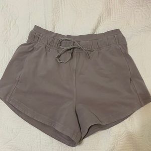 Lululemon inner glow short 3”